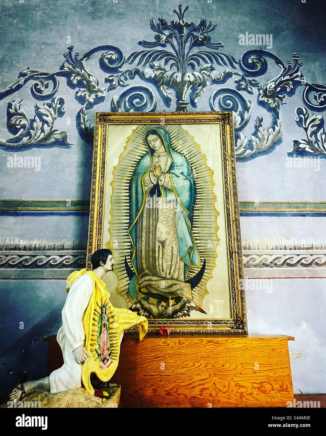 Eine Skulptur von San Juan Diego, die von einer Imagine des Nuestra Señora de Guadalupe kniet, schmückt die Kirche San Pedro in Toliman im Bundesstaat Queretaro, Mexiko Stockfoto