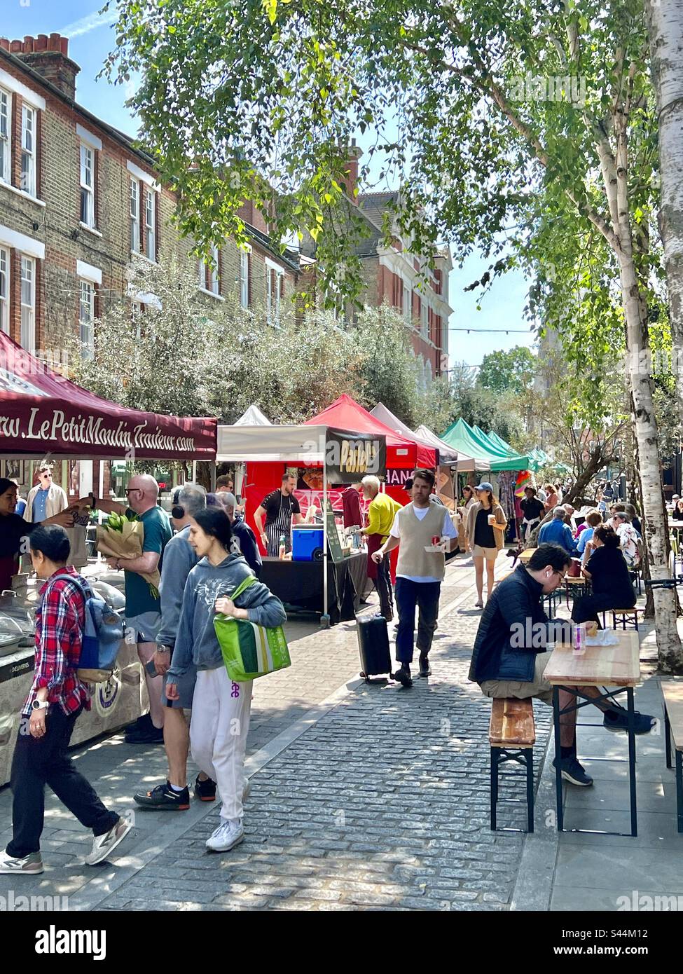 Der Bauernmarkt der Venn Street in Clapham, London, an einem heißen Samstagnachmittag im Sommer Stockfoto