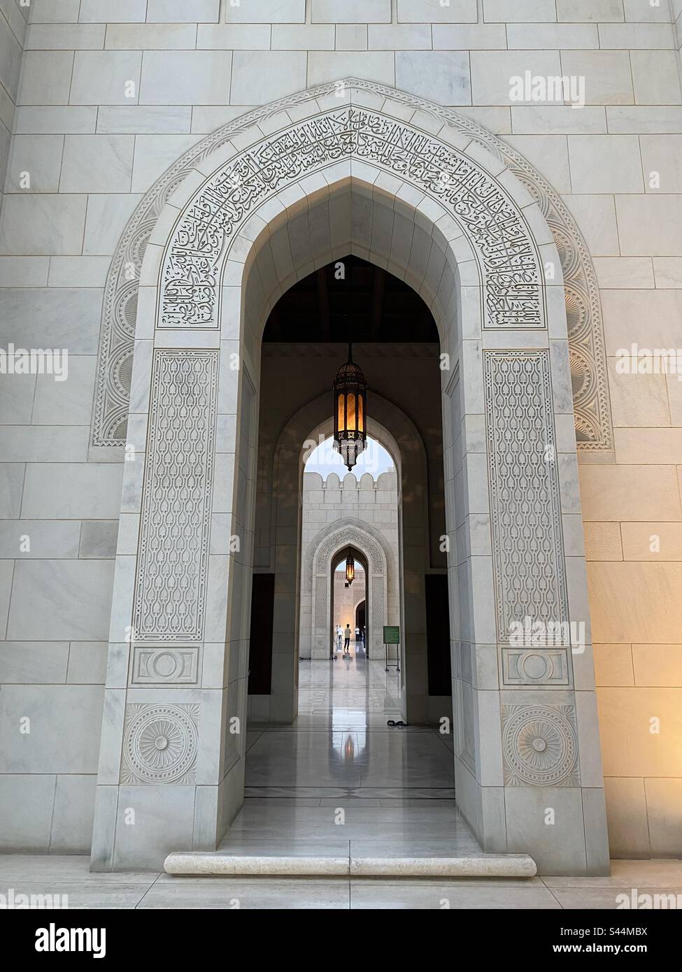 Islamische Architektur, islamisches Gebäude, Moschee in Oman, Eingang der Moschee Stockfoto