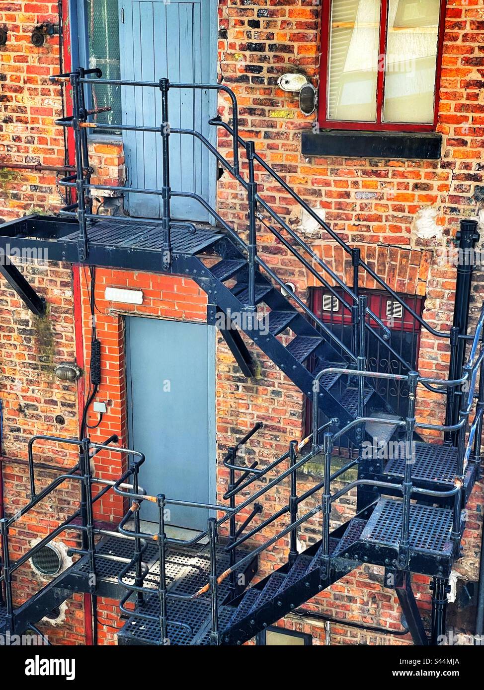 Feuerleiter aus Metall in einem alten Gebäude, Manchester. Stockfoto