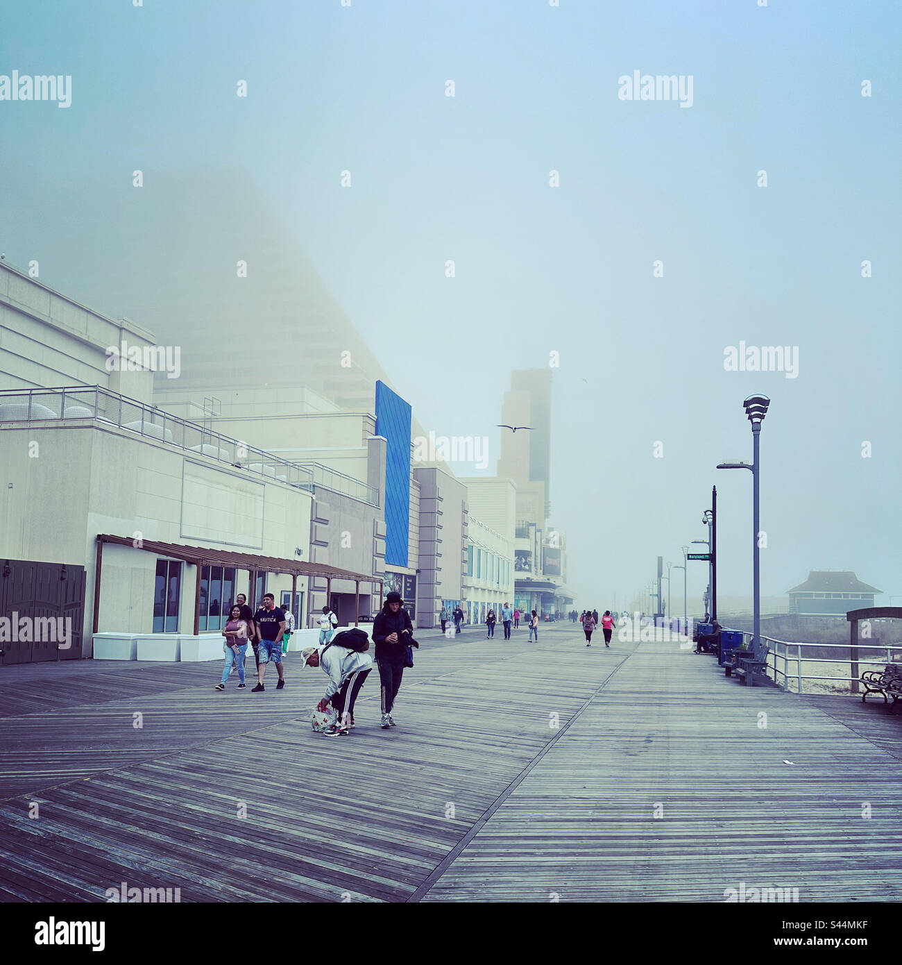 April 2023, Ein nebiger Nachmittag auf dem Atlantic City Boardwalk, Atlantic City, New Jersey, USA - Smartphone-aufgenommenes Stockfoto