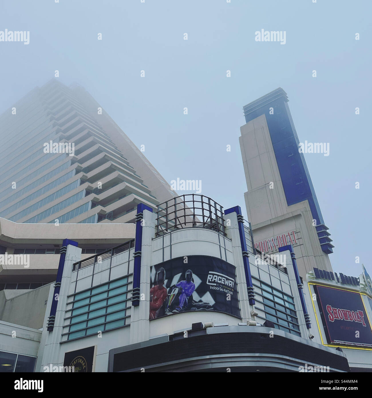 April 2023, Blick auf House of Blues und Showboat an einem nebligen Nachmittag, Atlantic City Boardwalk, Atlantic City, New Jersey, USA - Smartphone-aufgenommenes Stockfoto