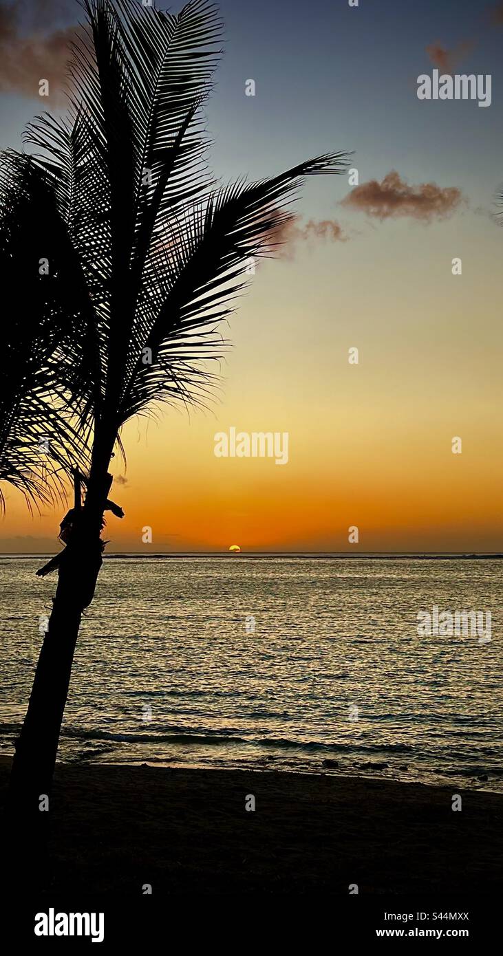 Sonnenuntergang über dem Meer. - Smartphone-aufgenommenes Stockfoto