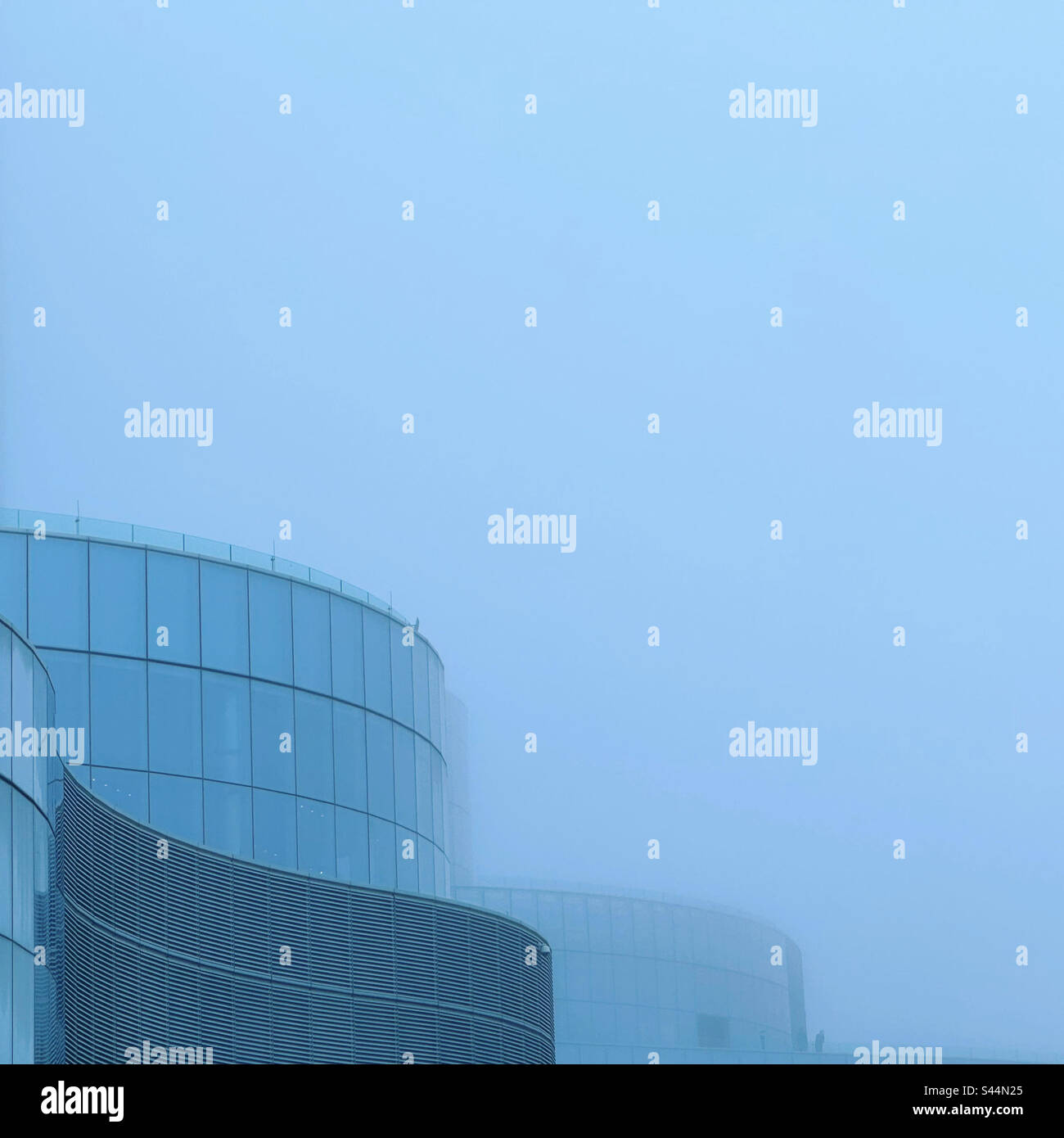 April 2023, Fog Over the Ocean Casino Resort, Atlantic City Boardwalk, Atlantic City, New Jersey, USA - Smartphone-aufgenommenes Stockfoto