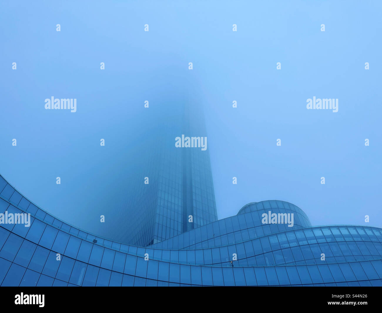 April 2023, Fog Over the Ocean Casino Resort, Atlantic City Boardwalk, Atlantic City, New Jersey, USA - Smartphone-aufgenommenes Stockfoto
