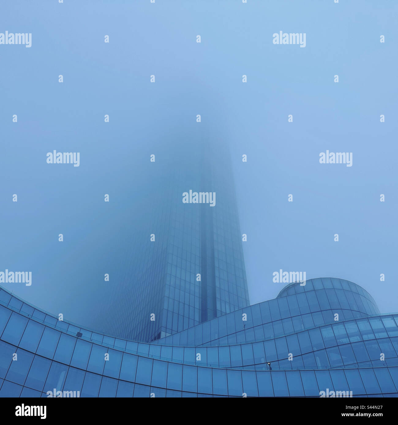 April 2023, Fog Over the Ocean Casino Resort, Atlantic City Boardwalk, Atlantic City, New Jersey, USA - Smartphone-aufgenommenes Stockfoto