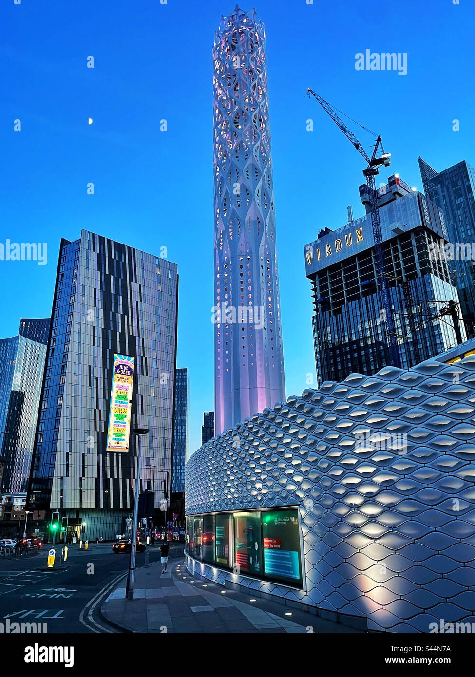 Der Turm aus Licht und neuen, modernen Hochhäusern in Deansgate, Manchester, 2023. Stockfoto