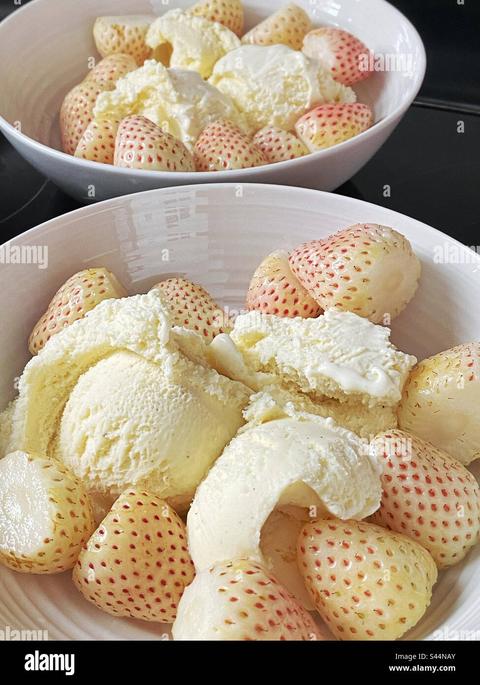 Florida Pearl Erdbeeren mit Vanilleeis. Stockfoto