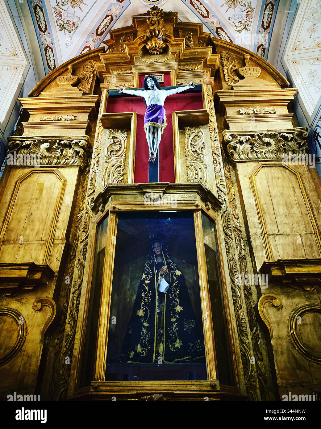 Bilder von Jesus Christus gekreuzigt und der Jungfrau Maria schmücken die Iglesia de San Miguel in Villa Progreso, Ezequiel Montes, Queretaro, Mexiko Stockfoto