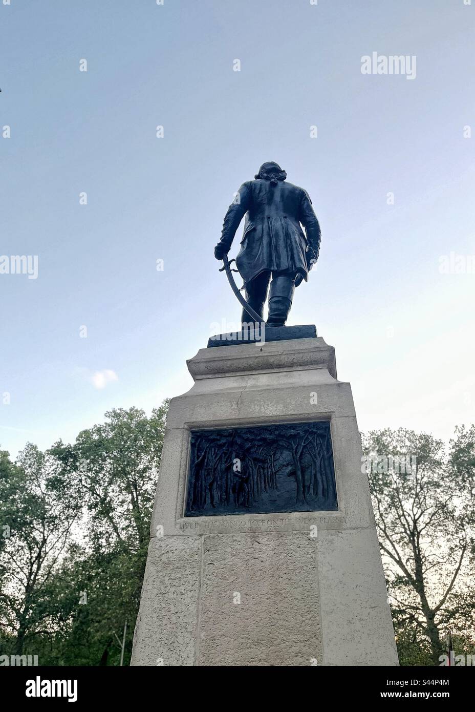 Rückseite der Statue von ROBERT CLIVE (1725–74) von John Tweed, 1912 in King Charles Street, Westminster SW1. Auf dieser Tafel steht: „Clive in the Mango Tope on the eve of Plassey / June 22 1757“ - Smartphone-aufgenommenes Stockfoto