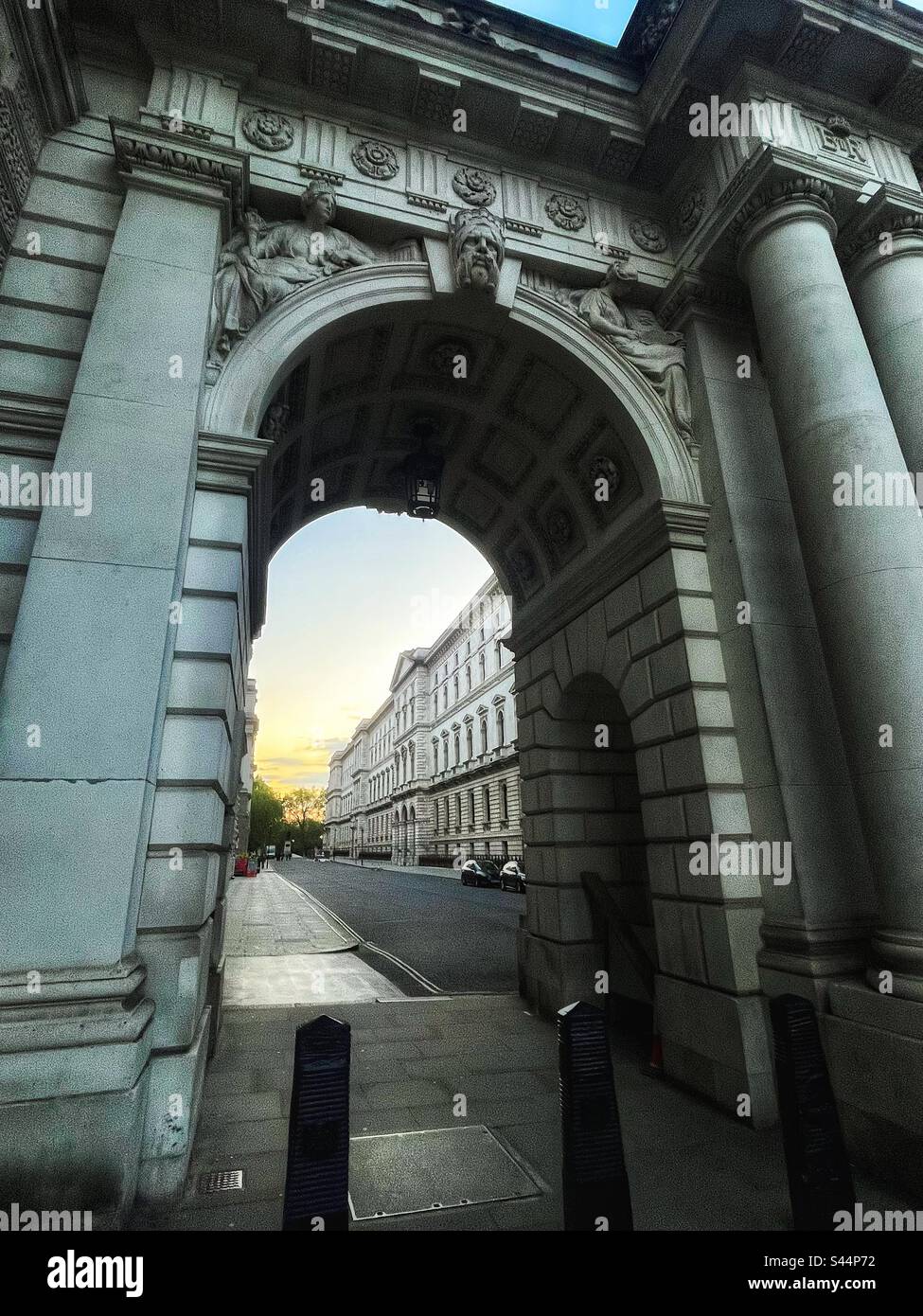Sonnenuntergang durch den Bogen an der Charles Street London, SW1 - Gebäude des Foreign & Commonwealth Office abgebildet. Stockfoto