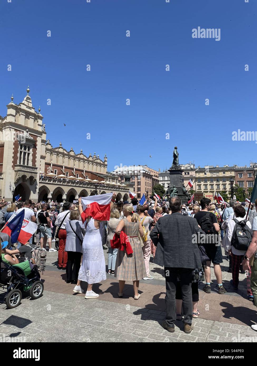 Am 4. 2023. Juni protestierten Menschen im Zentrum von Krakau, Polen, gegen die konservative Regierung in Polen Stockfoto