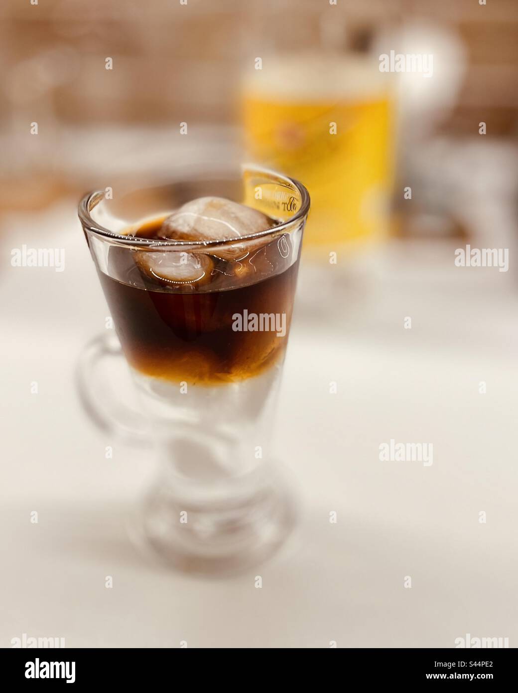 Espresso Tonic mit geringer Tiefenschärfe Stockfoto