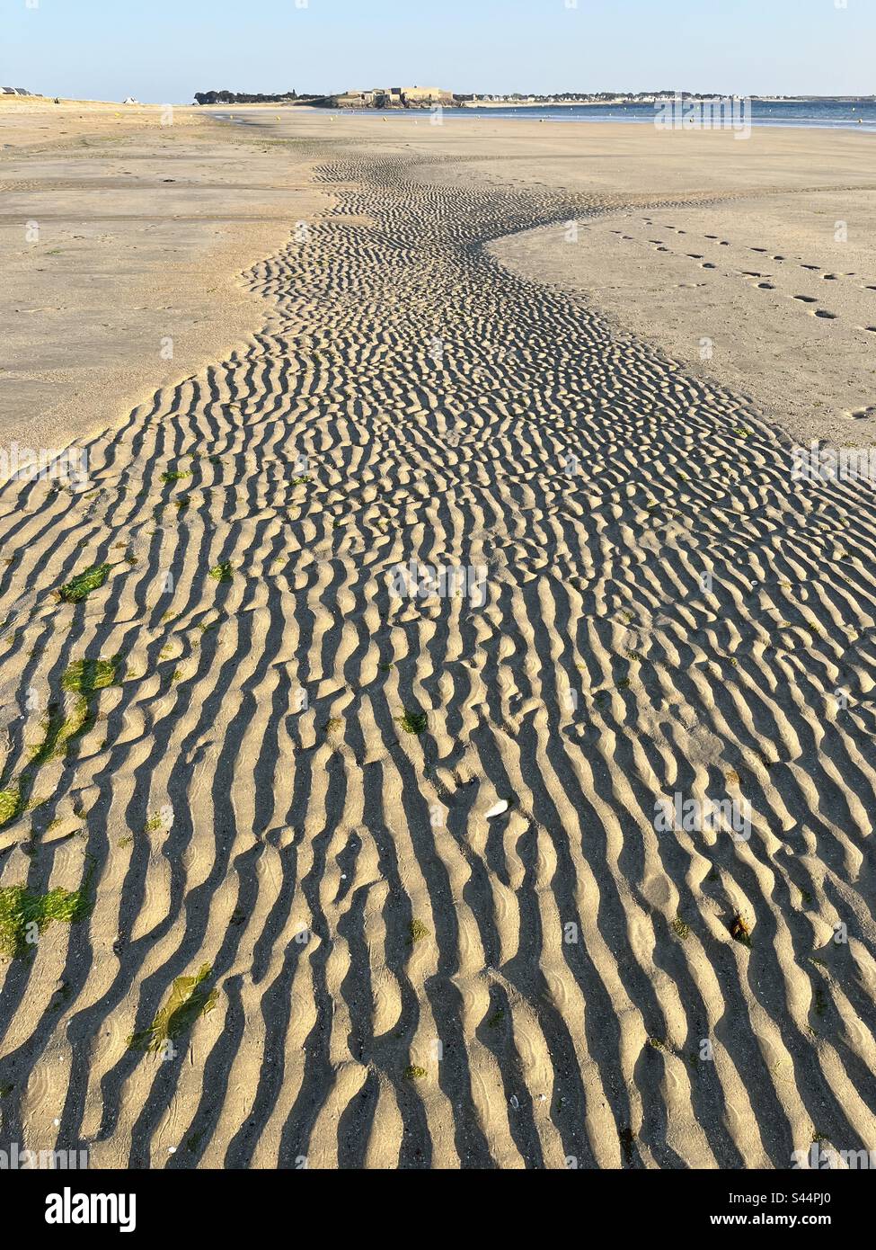 Gezeitenmuster im Sand Stockfoto