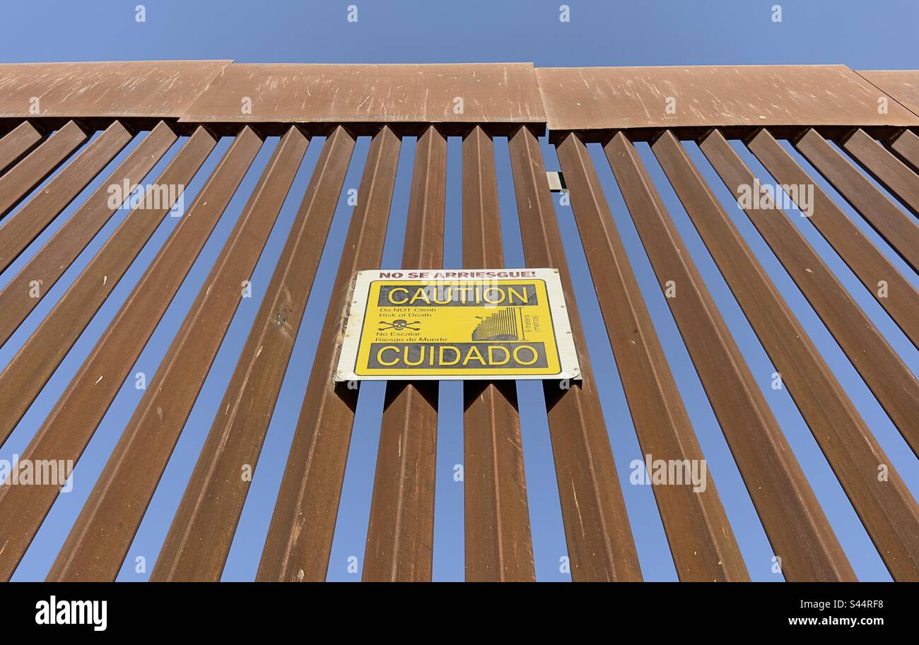 Ein Schild auf der mexikanischen Seite der US-Grenzmauer in Yuma, Arizona, warnt vor dem Versuch, die Mauer zu erklimmen. Stockfoto