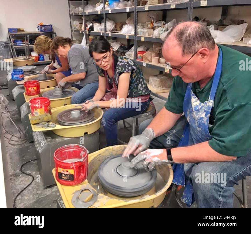 Sie lernen von Anfang an die grundlegenden Fähigkeiten, ein Meisterwerk aus Keramik zu schaffen. Stockfoto