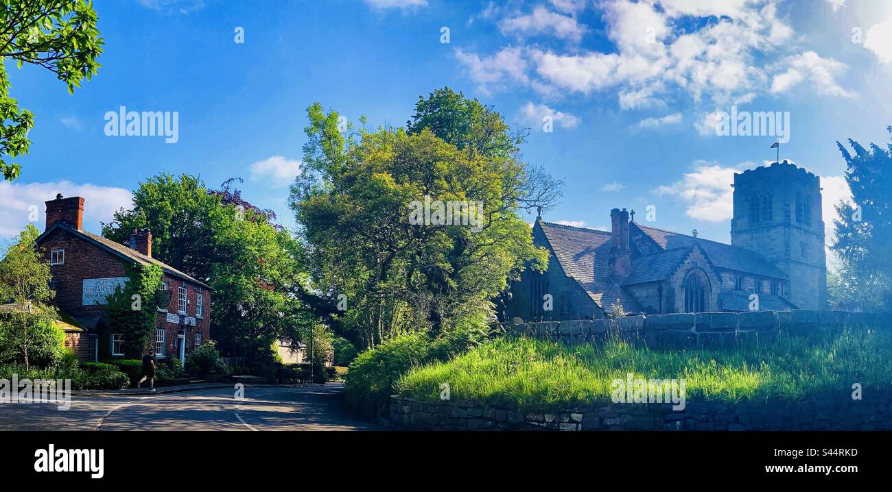 Blick auf das englische Dorf mit Pub und Kirche in Mobberley Cheshire - Smartphone-aufgenommenes Stockfoto