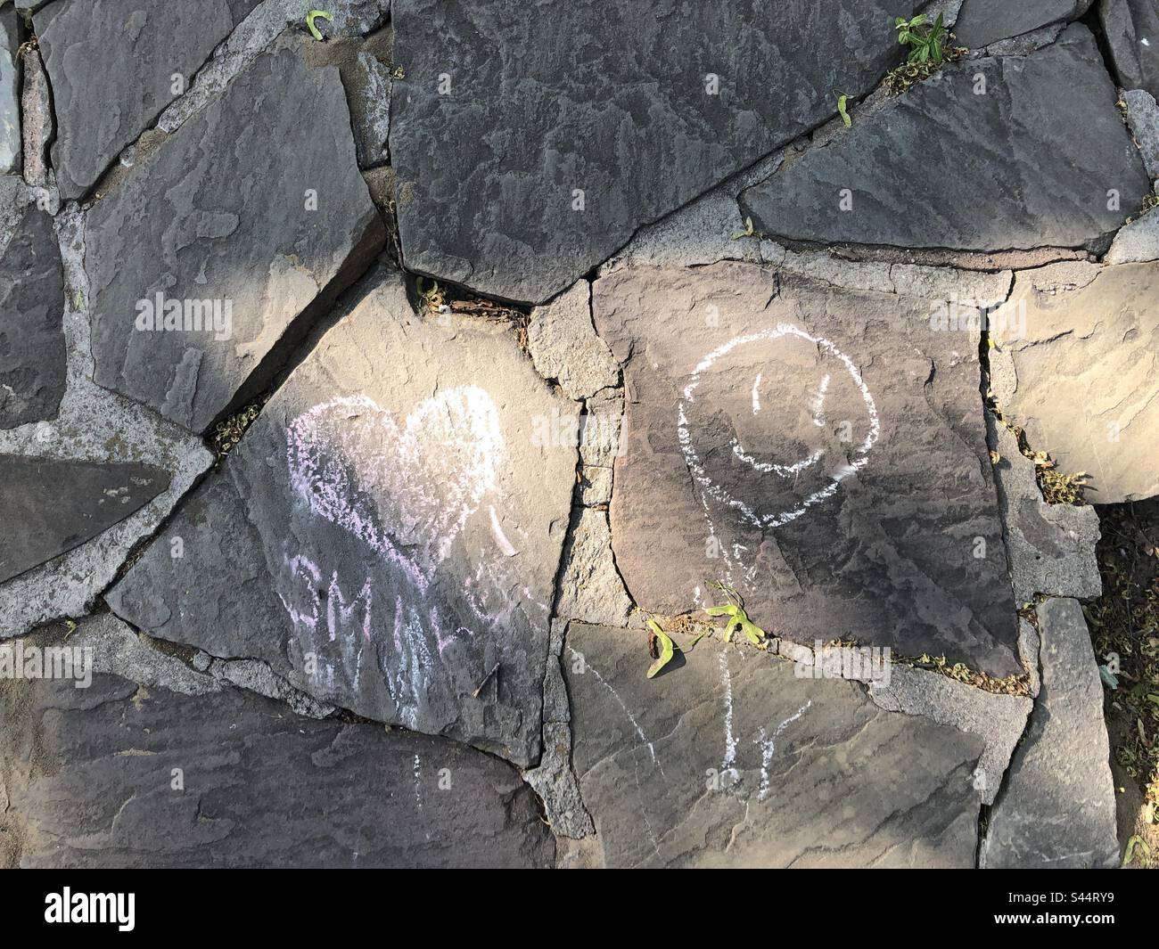 Kreidekunst für Kinder auf Felsen. Stockfoto