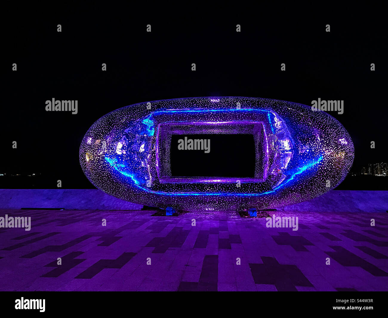 Edelstahlkonstruktion am Strand - Smartphone-aufgenommenes Stockfoto