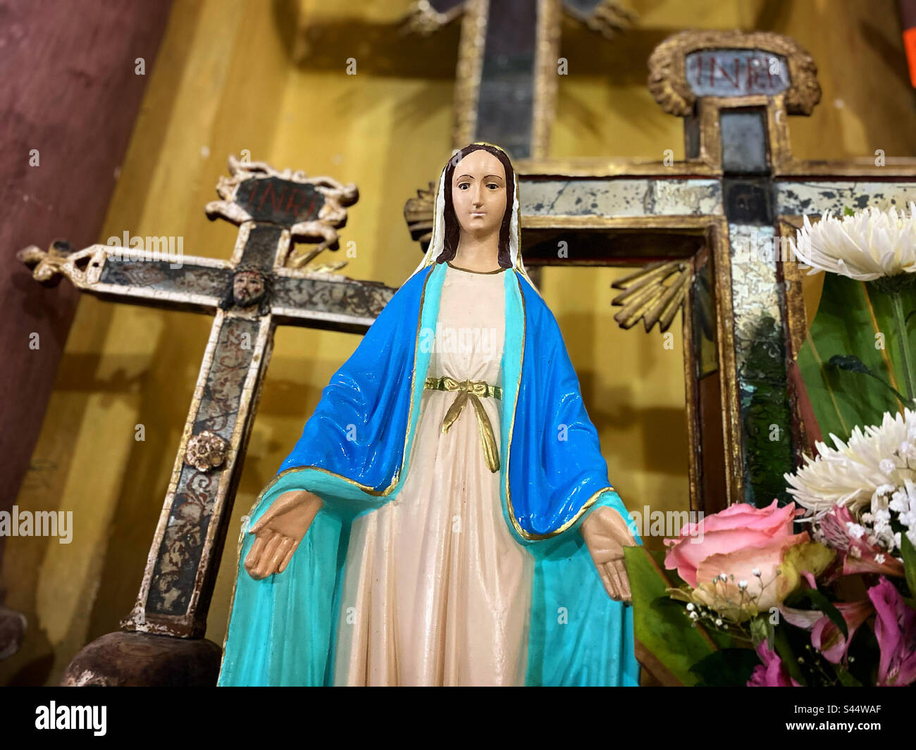 Ein Bild der Jungfrau Maria, umgeben von Kreuzen, schmückt die Kirche Iglesia de San Antonio in San Antonio de la Cal, Toliman, Queretaro, Mexiko Stockfoto