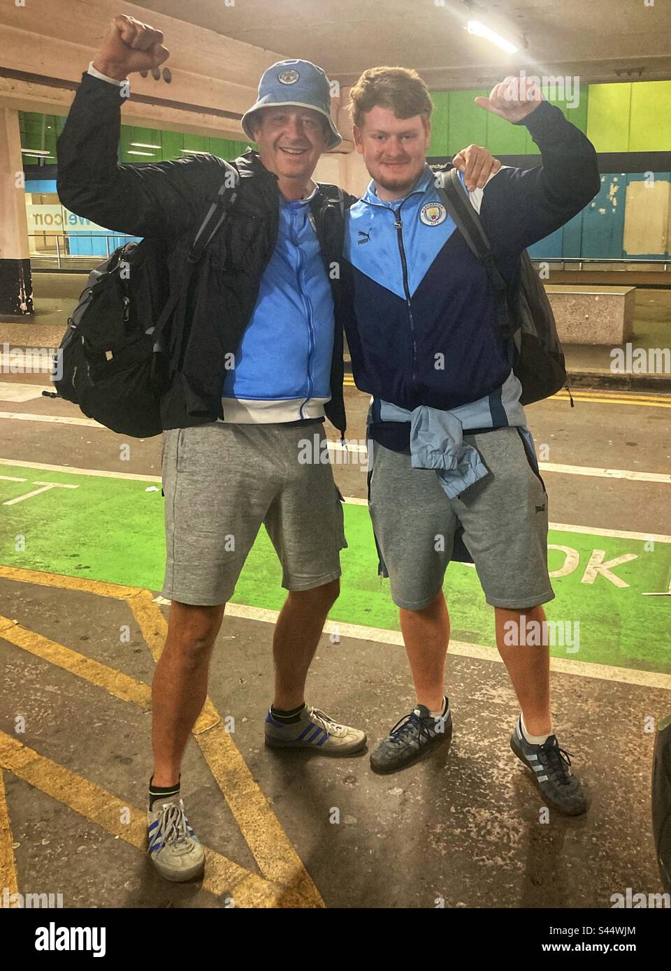 Manchester City-Fans, die vom Flughafen Manchester zum Champions League-Finale in Istanbul reisen Stockfoto