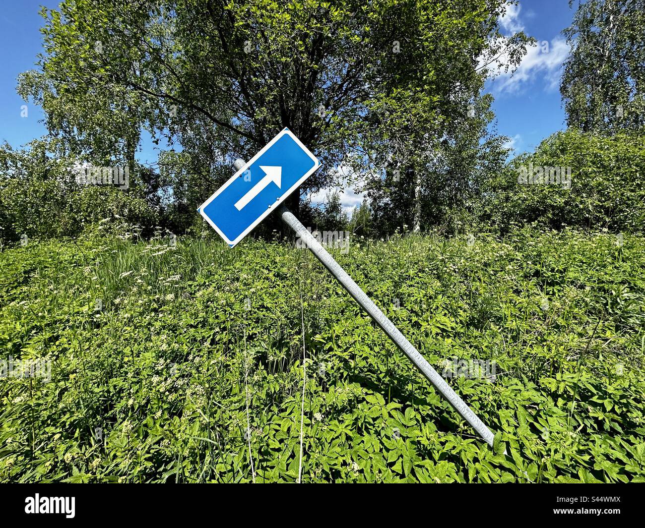 Der Pfeil des Verkehrsschilds zeigt nach oben rechts Stockfoto