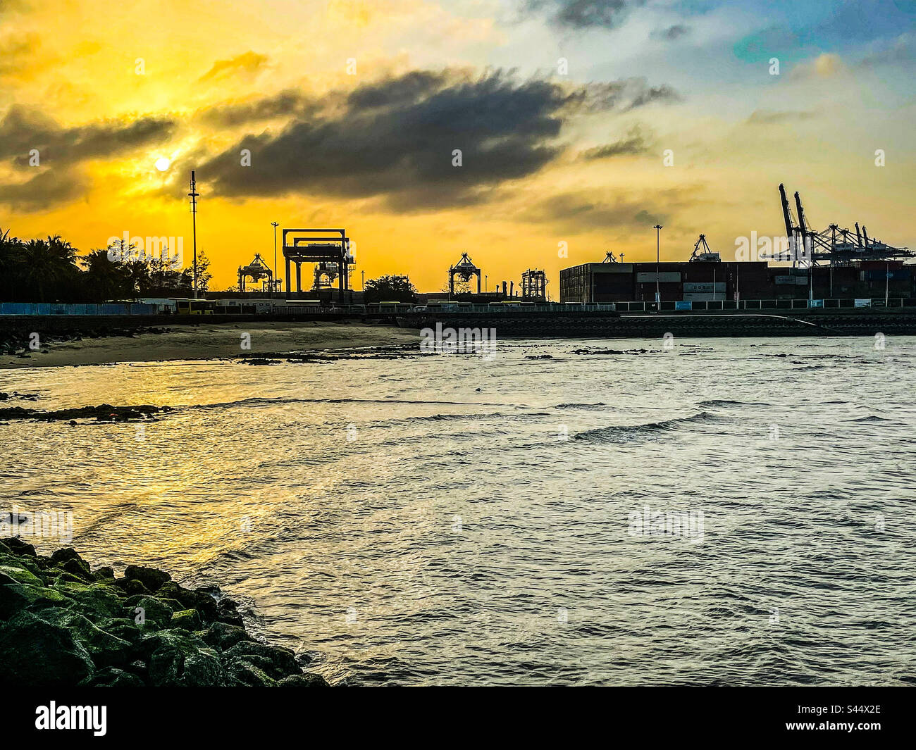 Hafen bei Sonnenuntergang - Smartphone-aufgenommenes Stockfoto