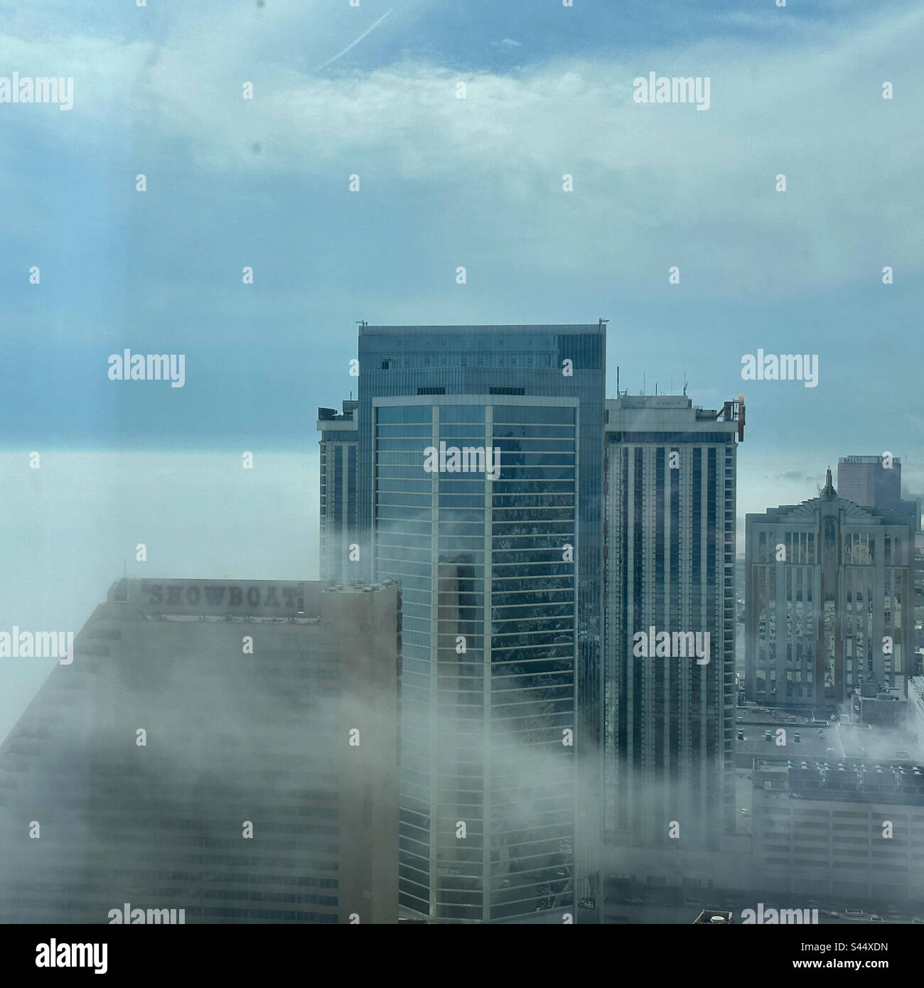 April 2023, Nebel um das Showboat Hotel und andere Gebäude auf der Atlantic City Boardwalk, Atlantic City, Atlantic County, New Jersey, USA - Smartphone-aufgenommenes Stockfoto