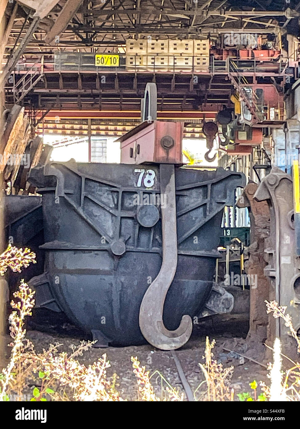 Stahlschmelzwerk - Smartphone-aufgenommenes Stockfoto