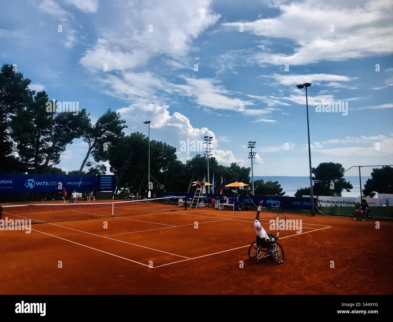 Ein Rollstuhl-Tennisspiel in Makarska, Südkroatien Stockfoto