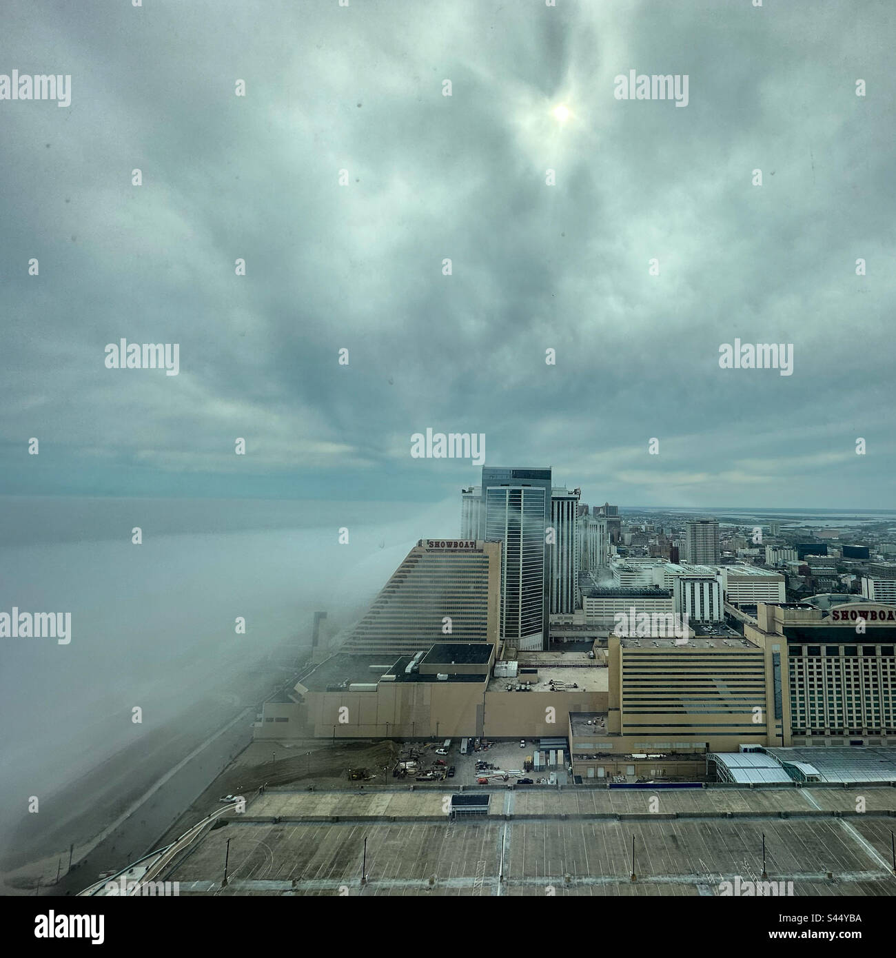 Ein nebliger Tag auf dem Atlantic City Boardwalk, Atlantic City, New Jersey, USA - Smartphone-aufgenommenes Stockfoto