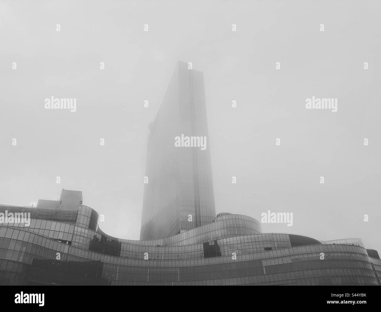 April 2023, Schwarz-Weiß-Bild des Ocean Casino Resort bedeckt von Nebel, Atlantic City, New Jersey, USA Stockfoto