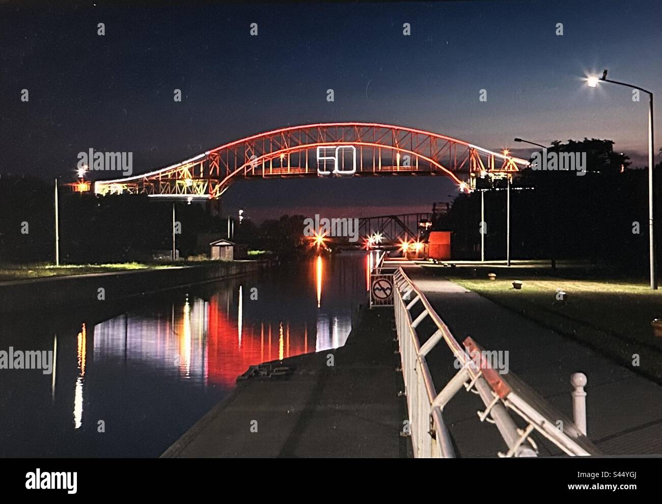 Kanada in die USA, Sault Ste. Marie International Bridge, St. Mary River, Nachtlicht Stockfoto