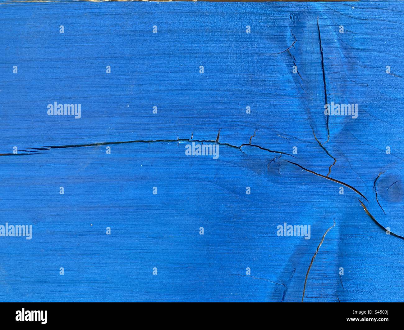 Eine blau gestrichene verwaschene Plankenwand - Smartphone-aufgenommenes Stockfoto