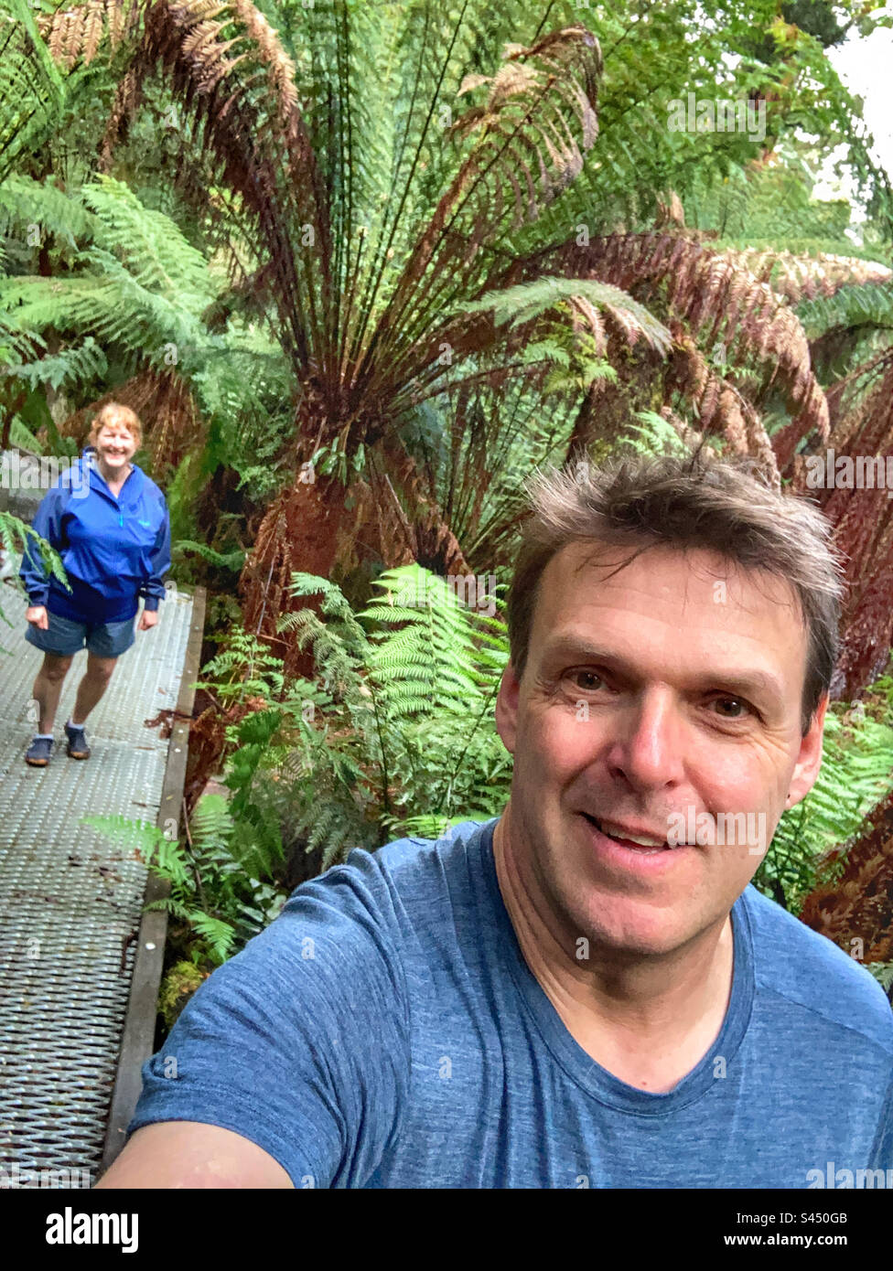 Selfie im Regenwald an den Youngs Creek Falls Victoria Australia Stockfoto