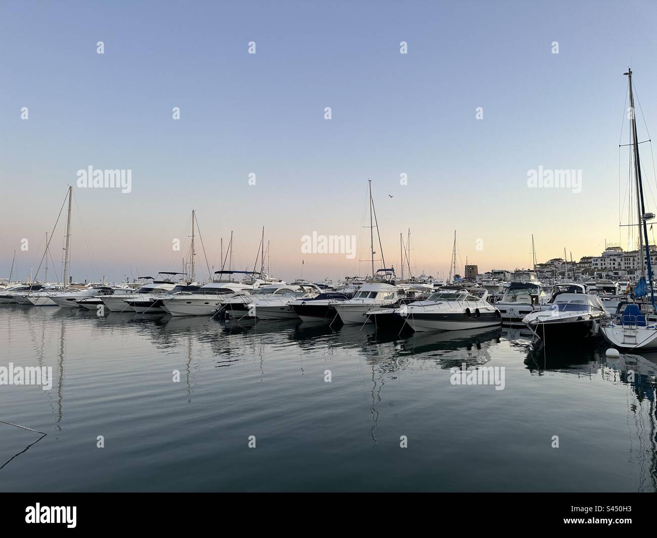 Boote in der Abenddämmerung im Yachthafen von Puerto Banus Stockfoto