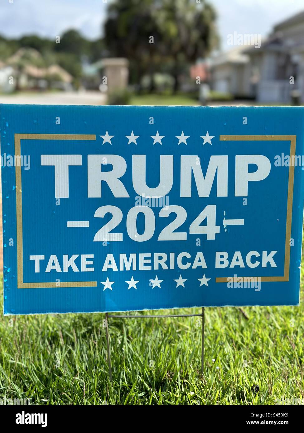 Schild für politische Kampagne, das Trump für Präsident 2024 unterstützt Stockfoto