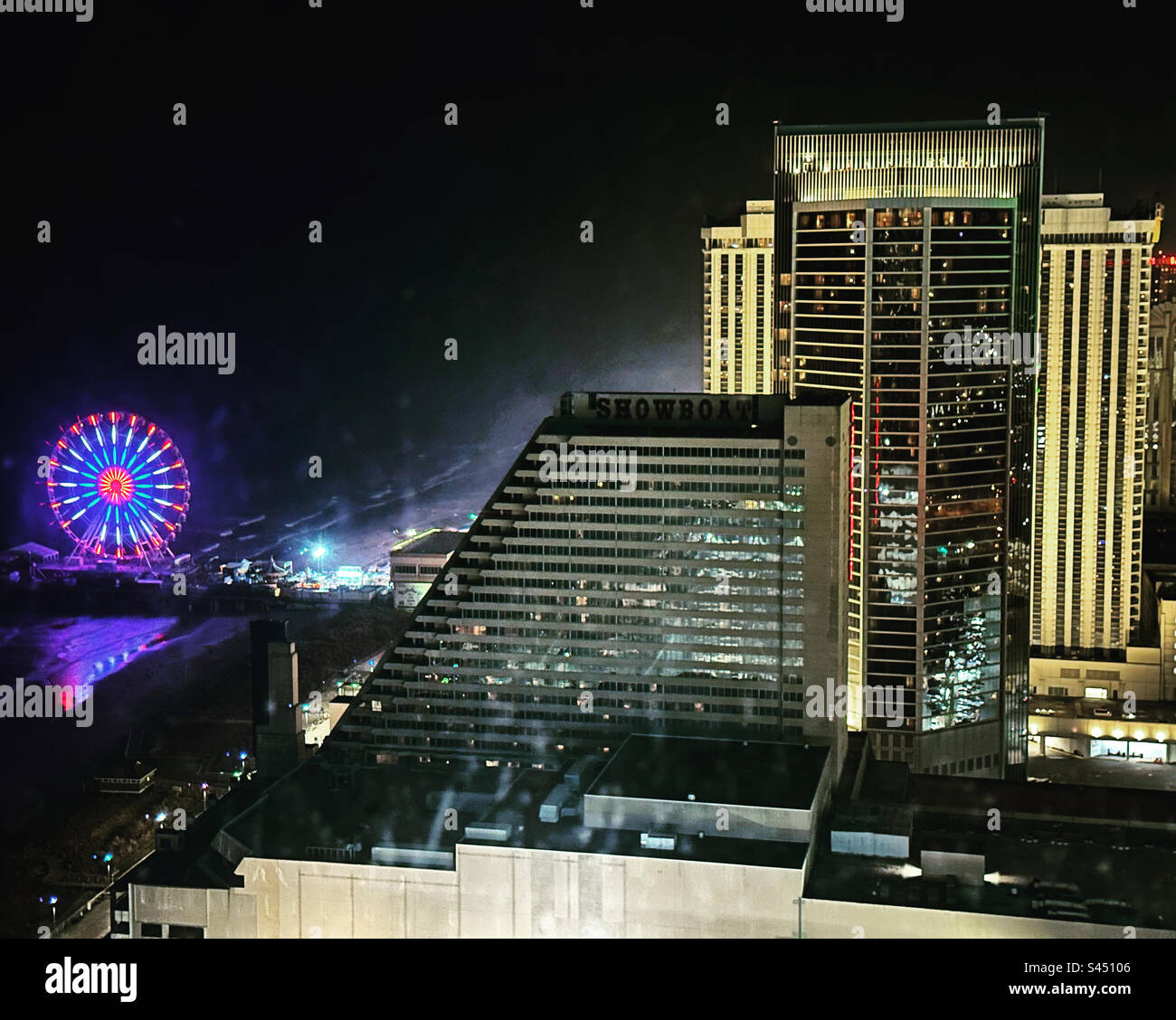 Ein abendlicher Blick auf den Boardwalk, Atlantic City, New Jersey, USA - Smartphone-aufgenommenes Stockfoto