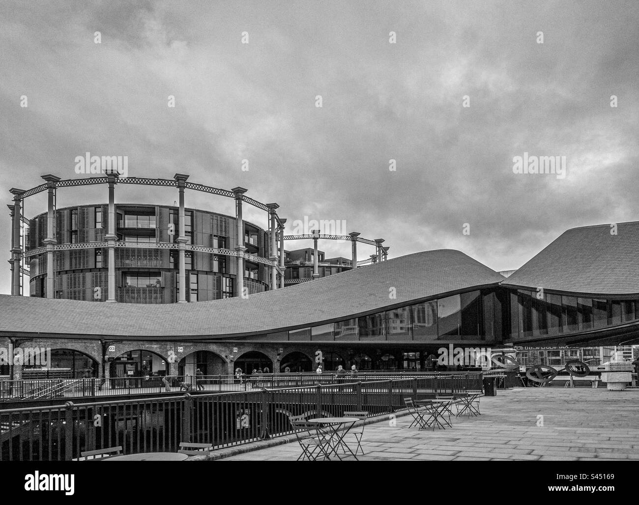 Gasholder Apartments vom Coal Drops Yard in Kings Cross, London, Großbritannien - Smartphone-aufgenommenes Stockfoto