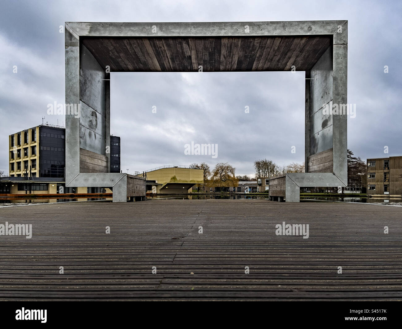 York University Lake mit Blick auf zeitgenössischen überdachten Sitzbereich, Großbritannien. Stockfoto