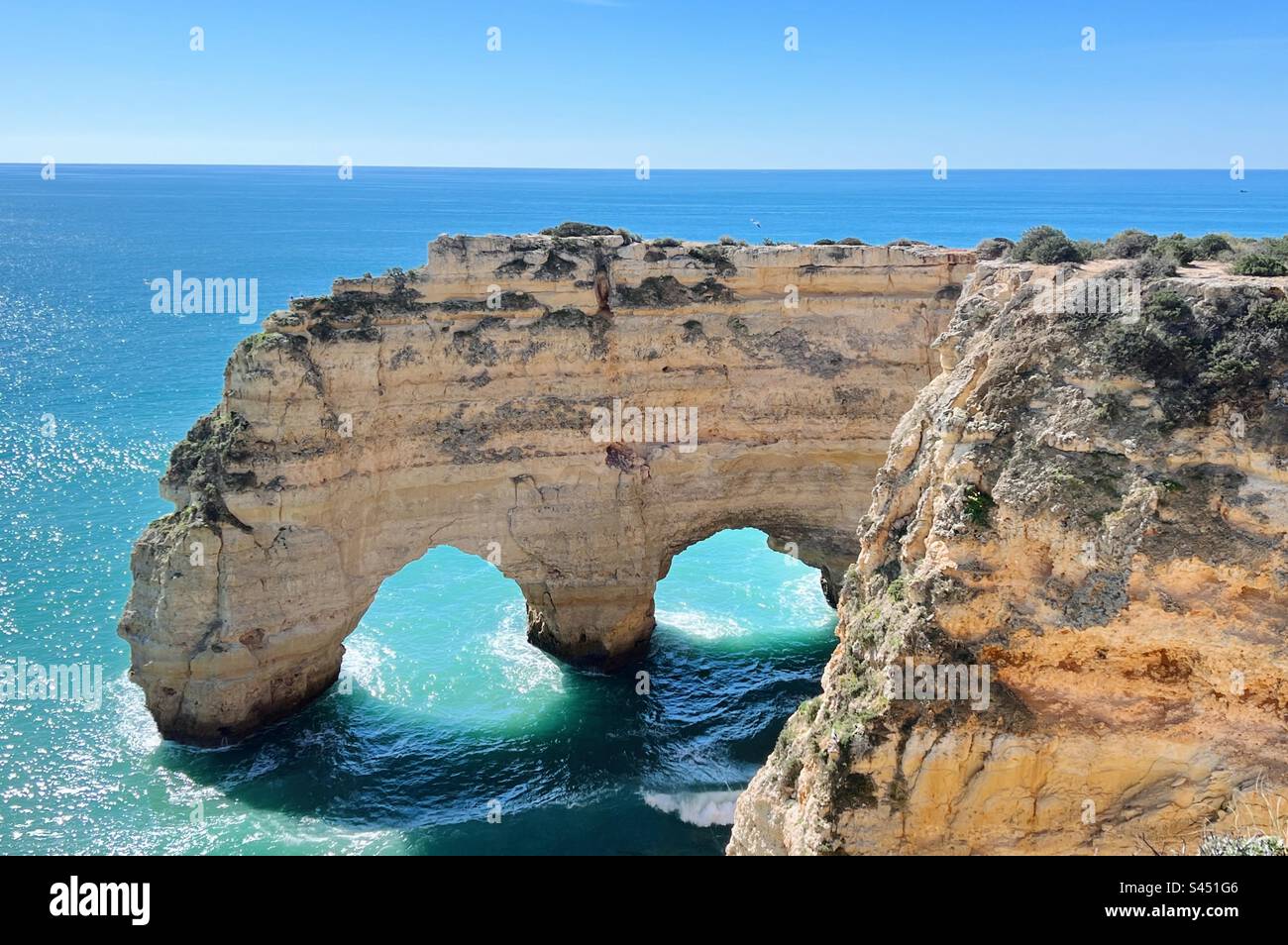 Meeresbögen entlang der Küste der Algarve, vom Seven Hanging Valley Trail aus gesehen Stockfoto