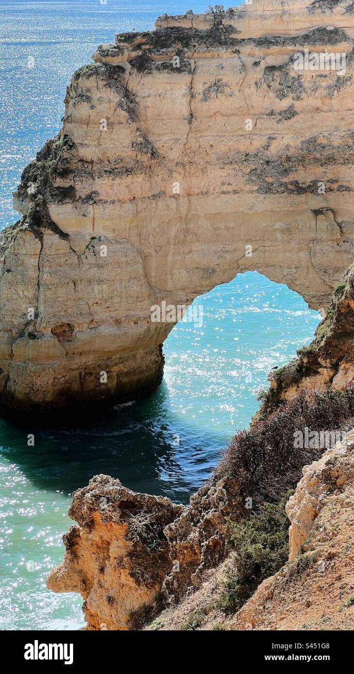 Nahaufnahme des Meeresbogens vom Seven Hanging Valley Trail in der Algarve, Portugal im März 2023 Stockfoto