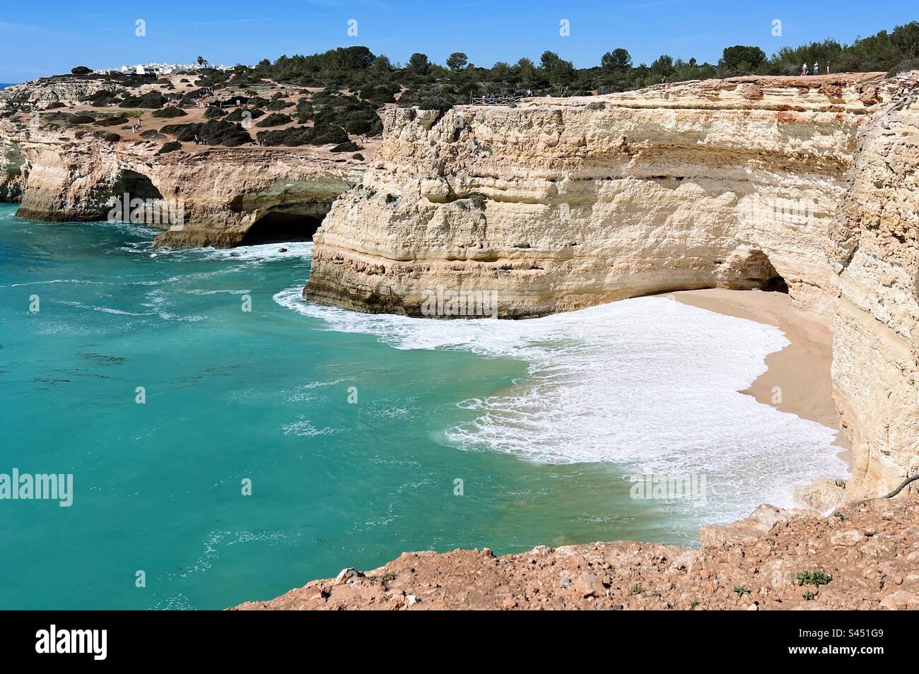 Strand, Meereshöhlen und Klippen entlang der Sieben Hängenden Täler an der Algarve, Portugal. März 2023 Stockfoto