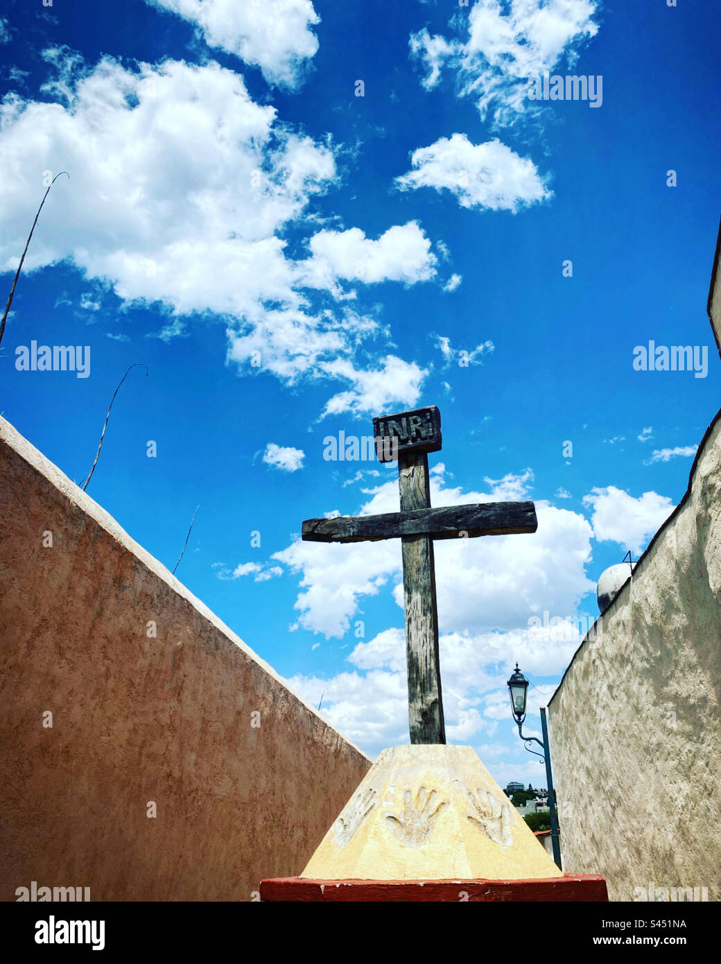 Ein hölzernes Kreuz schmückt eine Straße in San Sebastián Bernal, Queretaro, Mexiko Stockfoto