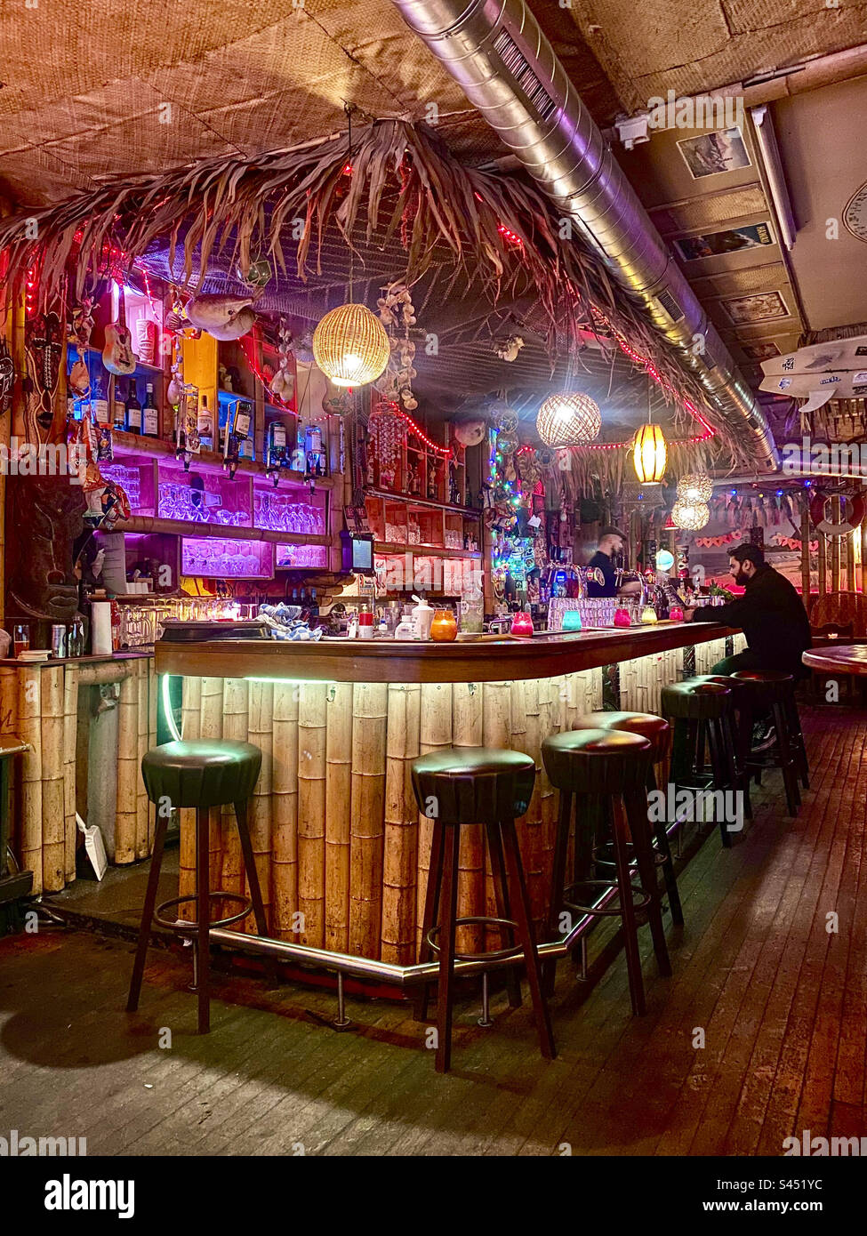 Ein Mann sitzt allein in einer hawaiianischen Bar in Rotterdam Stockfoto
