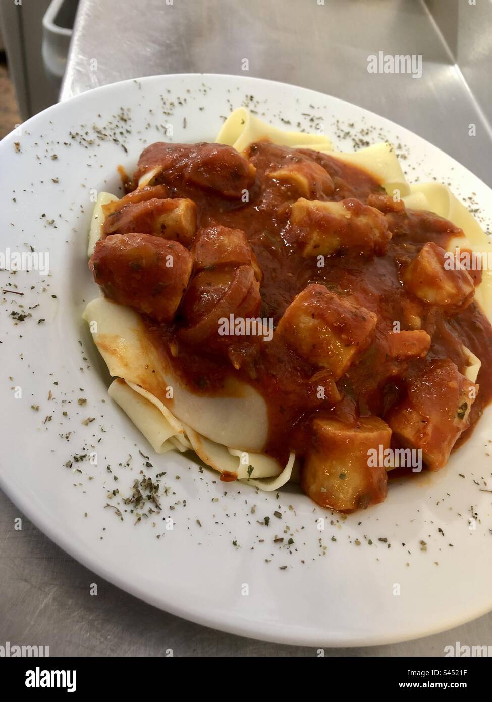 Würstchen Pappardelle in Tomatensoße mit italienischen Kräutern Stockfoto