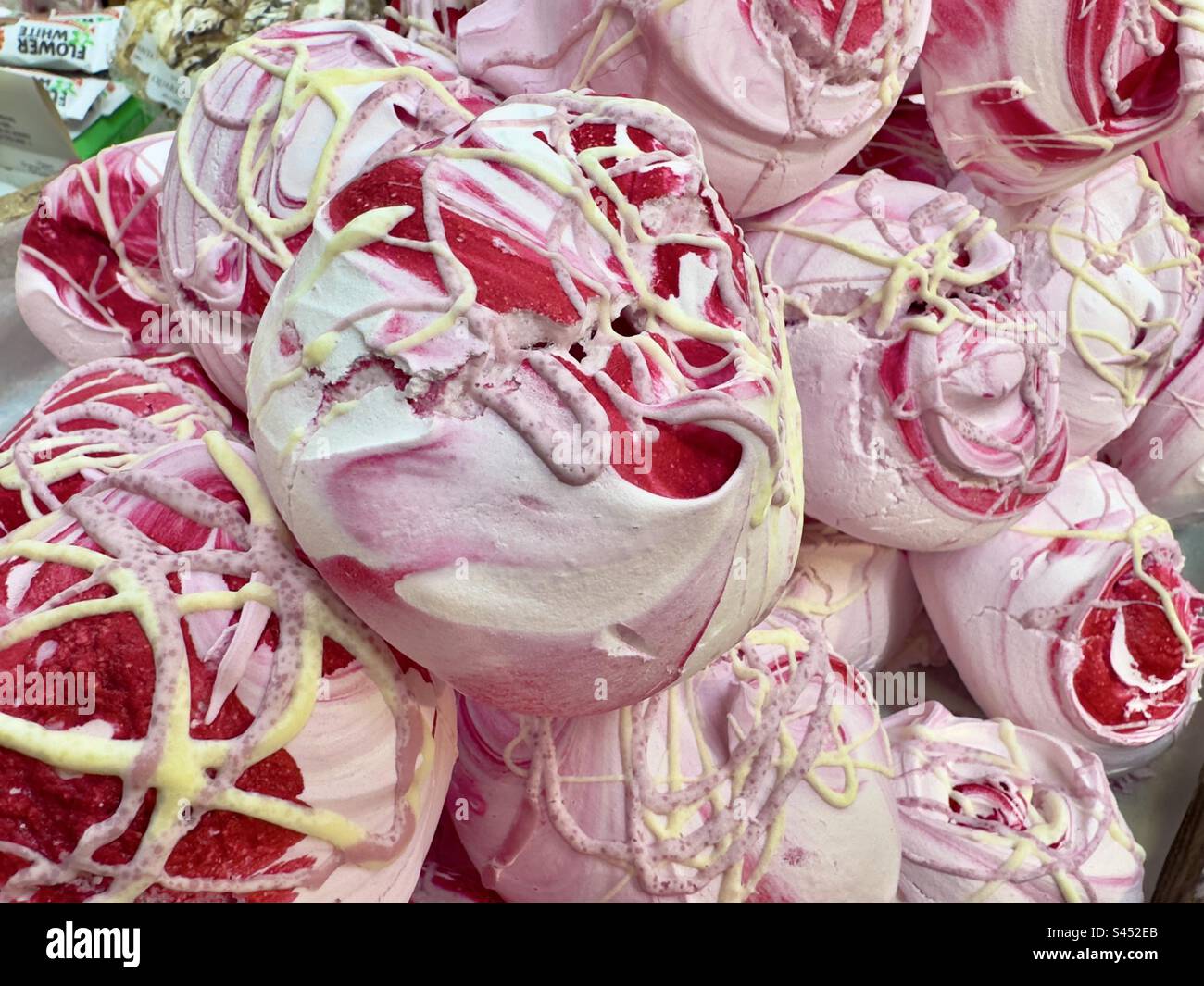 Große rosa Baiser zum Verkauf in einem Shropshire Farm Shop Stockfoto