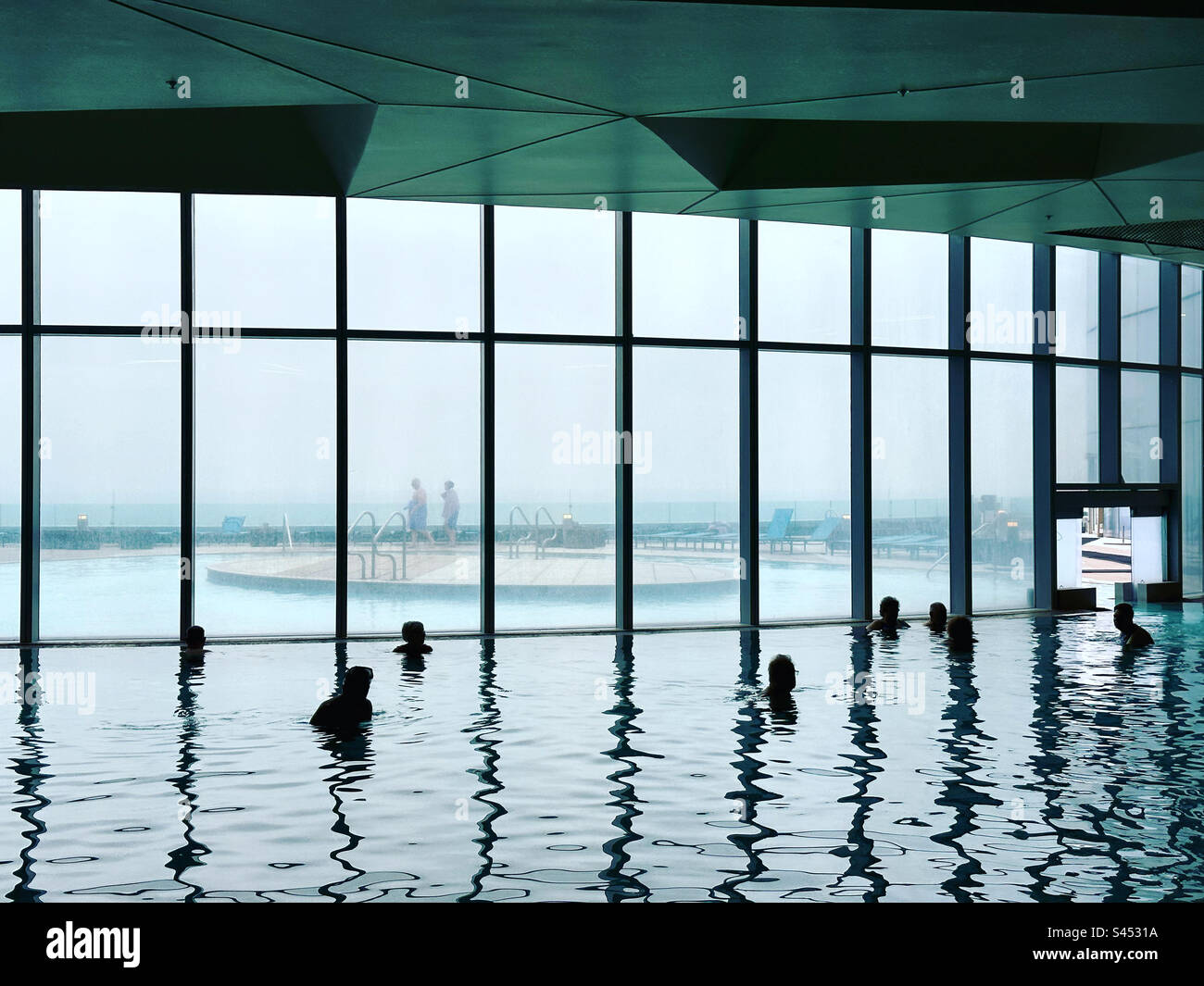 Überdachter Bereich des Eclipse Indoor-Outdoor Pools, Ocean Casino Resort, Atlantic City, New Jersey, USA - Smartphone-aufgenommenes Stockfoto