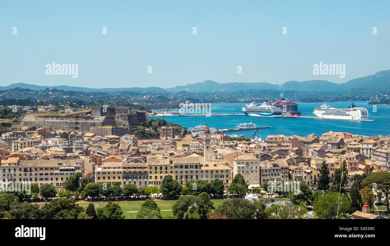 Neues venezianisches Fort von Korfu mit Kreuzfahrtschiffen im Hafen. - Smartphone-aufgenommenes Stockfoto