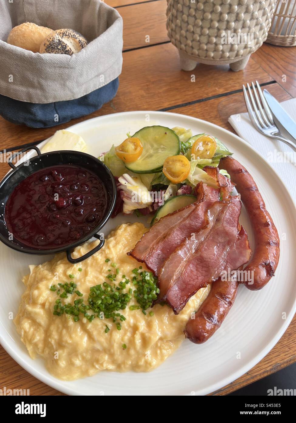 Polnische Gerichte, typisches polnisches Frühstück mit Speck, Würstchen, Rührei, Salat, Marmelade und Butter in einem Restaurant, Polen, Europa, EU - Smartphone-aufgenommenes Stockfoto